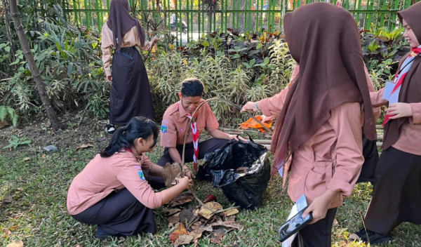 Jumat Bersih Kelas XI dan XII, SMAN 6 Kota Malang Perkuat Budaya Peduli Lingkungan
