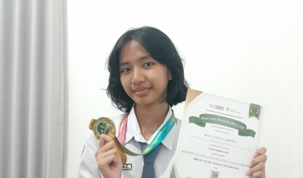 Tekun Asah Bahasa Inggris, Reza Aulia Claristha Sabet Medali Emas Tingkat Nasional